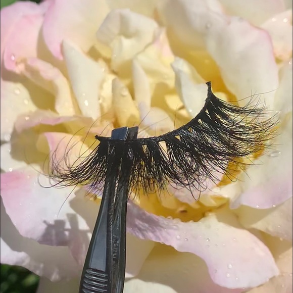 Lashes For Sale - Picture 4 of 6